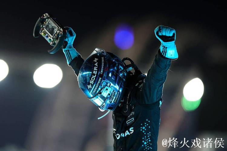 F1新加坡大奖赛:拉塞尔夺得杆位,维斯塔潘位居第二 F1新加坡大奖赛:拉塞尔夺得杆位,维斯塔潘位居第二